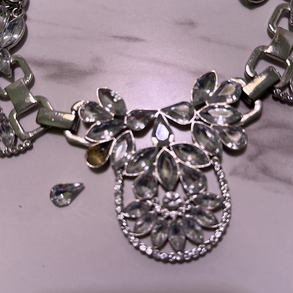 Rhinestone statement necklace - Picture 3 of 4